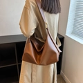 Bolso bandolera minimalista en color marrón caramelo de piel sintética suave - Marrón