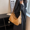Bolso de hombro minimalista en cuero sintético marrón caramelo con correa ancha - Caqui
