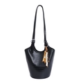 Sac fourre-tout noir à texture tissée avec pampille en perles de bois et bandoulière - Avec Pendentif / Noir