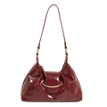 Borsa a tracolla vintage bordeaux con fibbia metallica dorata curva e finitura lucida - Rosso