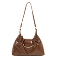 Borsa hobo marrone scuro in vernice lucida con fibbia a mezzaluna dorata chic - Marrone