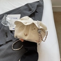 Bolso nube plisado beige con mariposas plateadas y elegante correa de cadena tejida - Blanco
