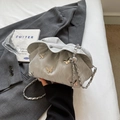 Bolso nube fruncido gris claro con dijes de mariposa plateados y correa de cadena - Plateado
