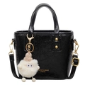 Bolso tipo cubo en negro brillante con amuleto de peluche y correa de hombro ajustable - Negro