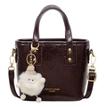 Bolso bombonera vintage marrón oscuro en charol arrugado con pompón de peluche - Marrón