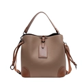 Elegante borsa a secchiello marrone texture litchi con finiture a contrasto e tracolla - Cachi
