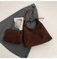 Borsa a spalla hobo in pelle scamosciata marrone scuro con bustina abbinata - Marrone