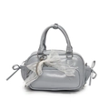 Borsa a mano in pelle azzurra lucida con fiocco in rete bianca e dettagli in metallo - Con Ciondolo / Blu