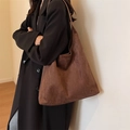 Minimalistische braune Wildleder-Einkaufstasche für Damen im geräumigen Retro-Design - Braun