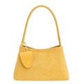 Detalle del bolso de ante amarillo mate con un accesorio colgante de cuero en forma de lágrima - Amarillo