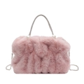 Rosa Plüschtasche mit Strassgriff und Perlenverzierung auf weißem Hintergrund - Rosa
