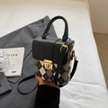 Mini bolso bandolera acolchado con asa negra y cierre giratorio de metal dorado brillante - Sin colgante / Negro sin Colgante