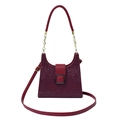 Elegante bolso rojo vino con textura de piel de serpiente y correa de cadena dorada - Burdeos