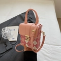 Mini bolso acolchado de rombos rosa y blanco con hebilla dorada y asa superior - Sin colgante / Rosa Sin Colgante