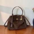 Bolso vintage de ante marrón oscuro con detalles dorados y colgante de raqueta - Sin colgante / Marrón