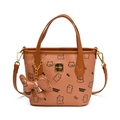 Orange-rosa Eimertasche mit Katzenmuster und dunkelbraunen Henkeln für Damen - Mit Anhänger / Braun