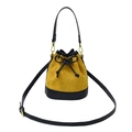 Gele gewatteerde suède bucket bag met zwart lederen trekkoord en contraststiksels - Geel