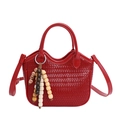 Borsa a mano rossa intrecciata con nappa di perline di legno e tracolla regolabile - Rosso con ciondolo