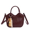 Borsa a mano bordeaux intrecciata con trama in pelle e ciondoli in perline colorate - Rosso Vino con Pendente