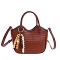 Sac seau tressé marron foncé avec pendentif en perles et bandoulière réglable - Marron avec Pendentif