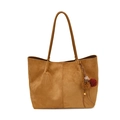 Bolso tote de ante marrón con correas de cuero y colgante decorativo sobre fondo blanco - Con Colgante / Amarillo Jengibre
