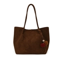 Bolso tote grande de ante marrón oscuro con colgante de peluche y correas largas - Con Colgante / Marrón