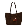 Grote donkerbruine shopper van imitatie suède met een etnische hanger en ruime opbergruimte - Met Hanger / koffiekleur