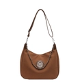 Karamellbraune Schultertasche in Halbmondform mit mattem Finish und goldenem M-Logo - Braun
