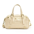 Elegante bolso tipo almohada blanco crema con detalles dorados y logotipo - Blanco