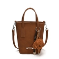 Borsa a secchiello marrone caramello con manici e ciondolo a forma di cucciolo - Con Ciondolo / Marrone