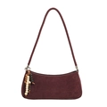 Détail du sac baguette en daim bordeaux avec un charm rétro en perles de bois - Avec Pendentif / Rouge