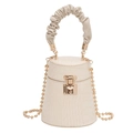 Chique crème bucket bag met krokodillenprint, geplooid handvat en gouden kralenketting - Wit