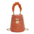 Borsa a secchiello arancione effetto coccodrillo con manico arricciato e catena dorata - Arancione