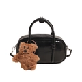 Sac bowling en cuir verni noir avec charm ours en peluche brun et doubles anses - Avec Pendentif / Noir