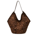 Grand sac cabas léopard avec bordures en cuir marron et bandoulière sur fond blanc uni - Marron