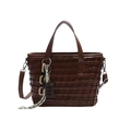 Bolso tote tejido marrón oscuro retro con colgante de chocolate y correa ajustable - Marrón