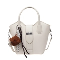 Schicke beige Eimertasche aus Leder mit Lychee-Struktur und süßem Bärenanhänger für Damen - Weiß