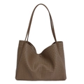 Modische dunkelbraune geflochtene Tragetasche mit Retro-Schultergurten im minimalistischen Stil - Sandfarben