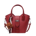 Rote Beuteltasche mit Litschi-Muster, silbernem Drehverschluss und braunem Bär-Anhänger - Rot