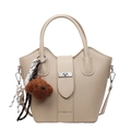 Schicke beige Eimer-Handtasche aus Leder mit Teddy-Anhänger und Schultergurt - Khaki