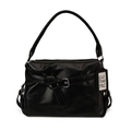 Bolso de hombro clásico negro con textura de cuero brillante y detalle de hebilla - Negro