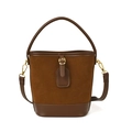 Nahaufnahme der braunen PU-Beuteltasche mit goldener Metallschnalle und strukturierter Lederoptik - Braun / 21*10*18.5