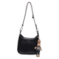 Bolso hobo negro de cuero con un tierno colgante de conejo marrón y detalles dorados - Negro Con Colgante