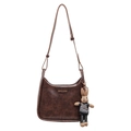 Bolso de hombro vintage marrón con forma de media luna y un lindo colgante de conejo felpa - Café Con Amuletos