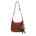 Bolso hobo retro de cuero PU marrón con colgante de conejo de peluche y bandolera - Marrón con Colgante