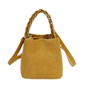 Detalle de bolso saco amarillo jengibre con asa trenzada y correa de gamuza ajustable - Amarillo Jengibre
