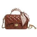 Sac bandoulière matelassé marron avec fermoir doré et poignée ornée d'un foulard - Marron