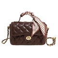 Sac à main en cuir matelassé marron foncé avec fermoir doré et détail foulard soie - Marron