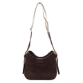 Retro dunkelbraune Hobo-Beuteltasche mit breitem Stoffschultergurt auf weißem Grund - Braun