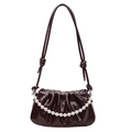 Bolso bandolera nube fruncido marrón oscuro en cuero charol brillante con cadena perla - Marrón
